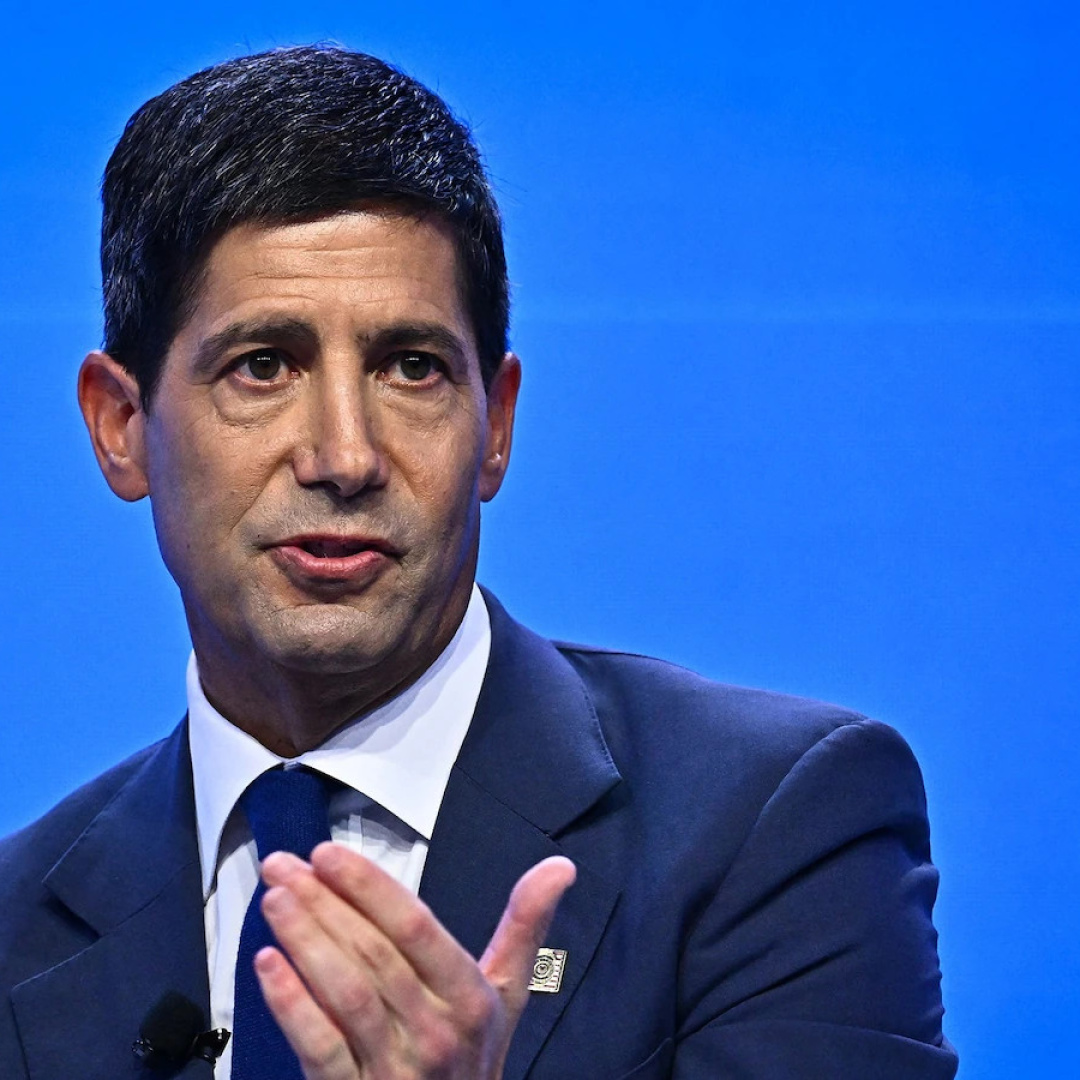 Warsh Warns AI Spending Could Trigger Inflationary Shock